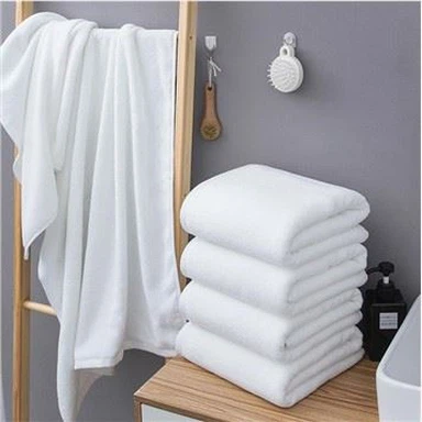 منشفة حمام بيضاء كبيرة